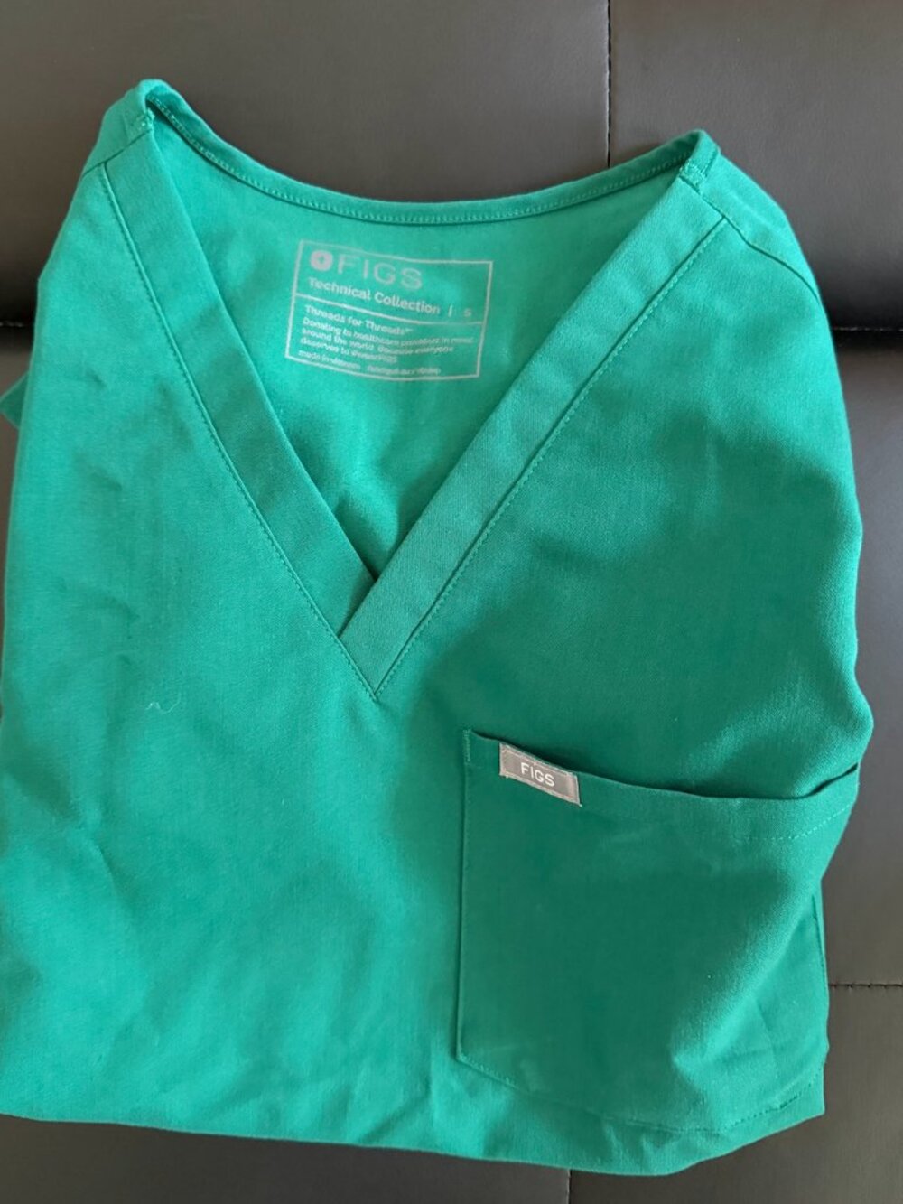 FIGS 1 POCKET GREEN SCRUB TOP